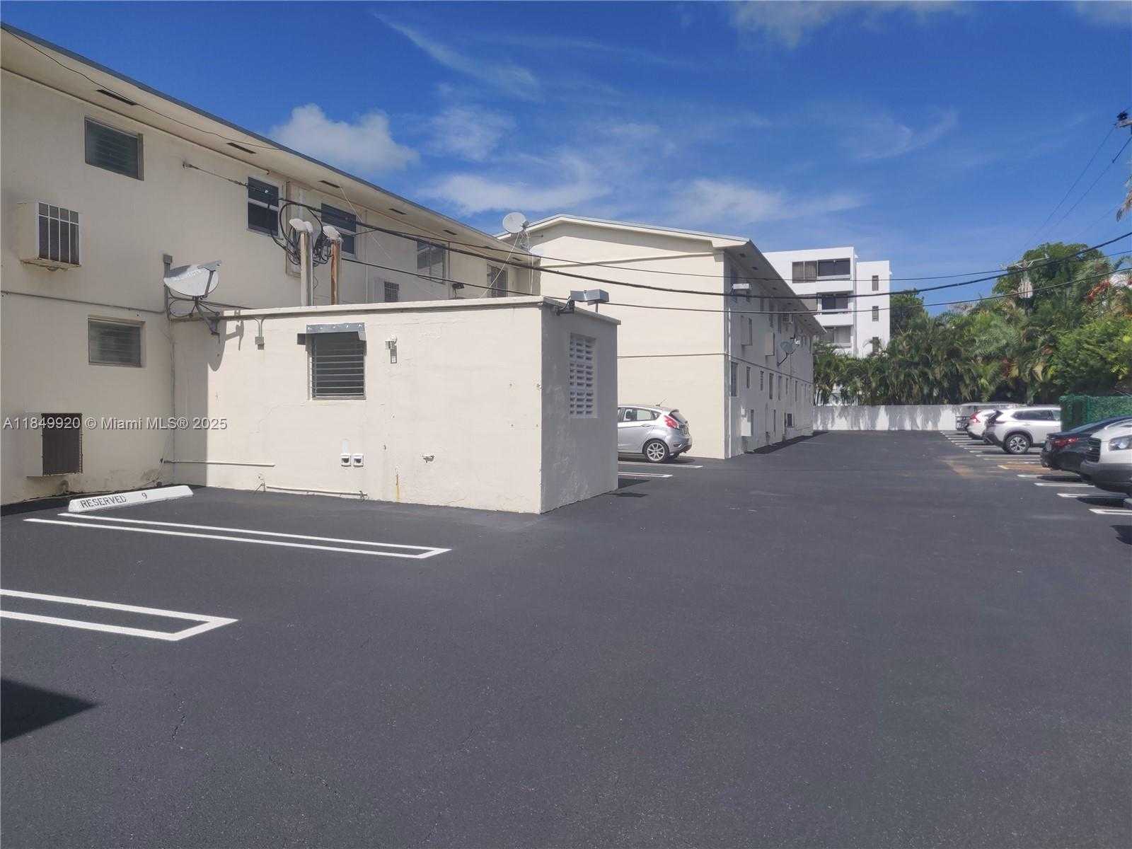 Small Image of 100 SUNRISE DR #9, Key Biscayne Number 16