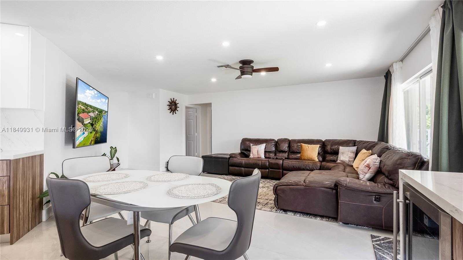 Small Image of 4025 SAPPHIRE LN #4025, Weston Number 14