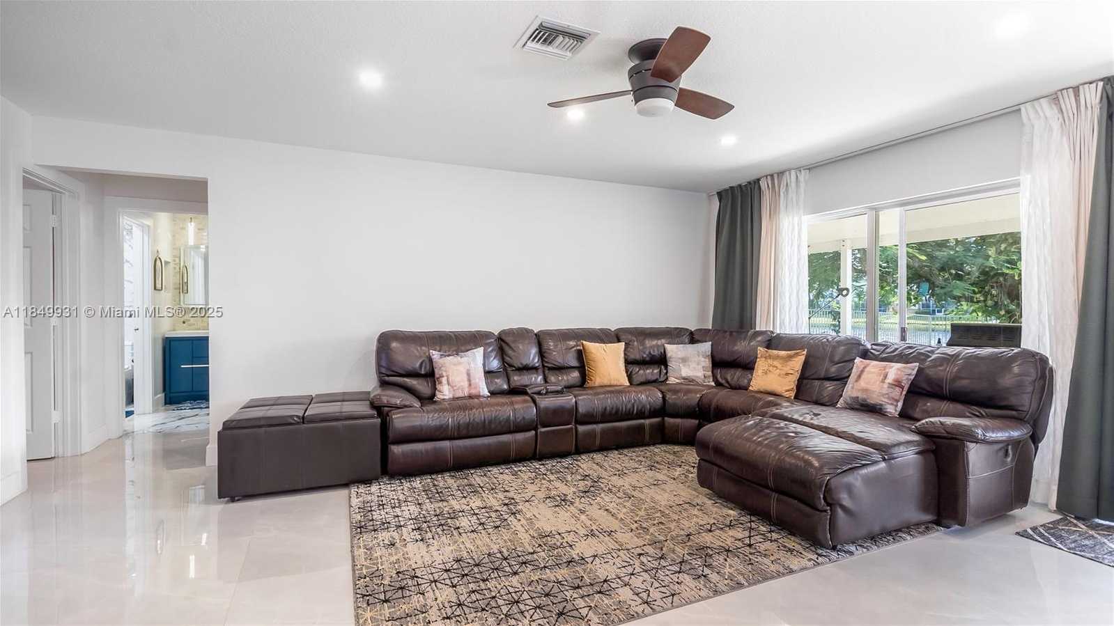 Small Image of 4025 SAPPHIRE LN #4025, Weston Number 19