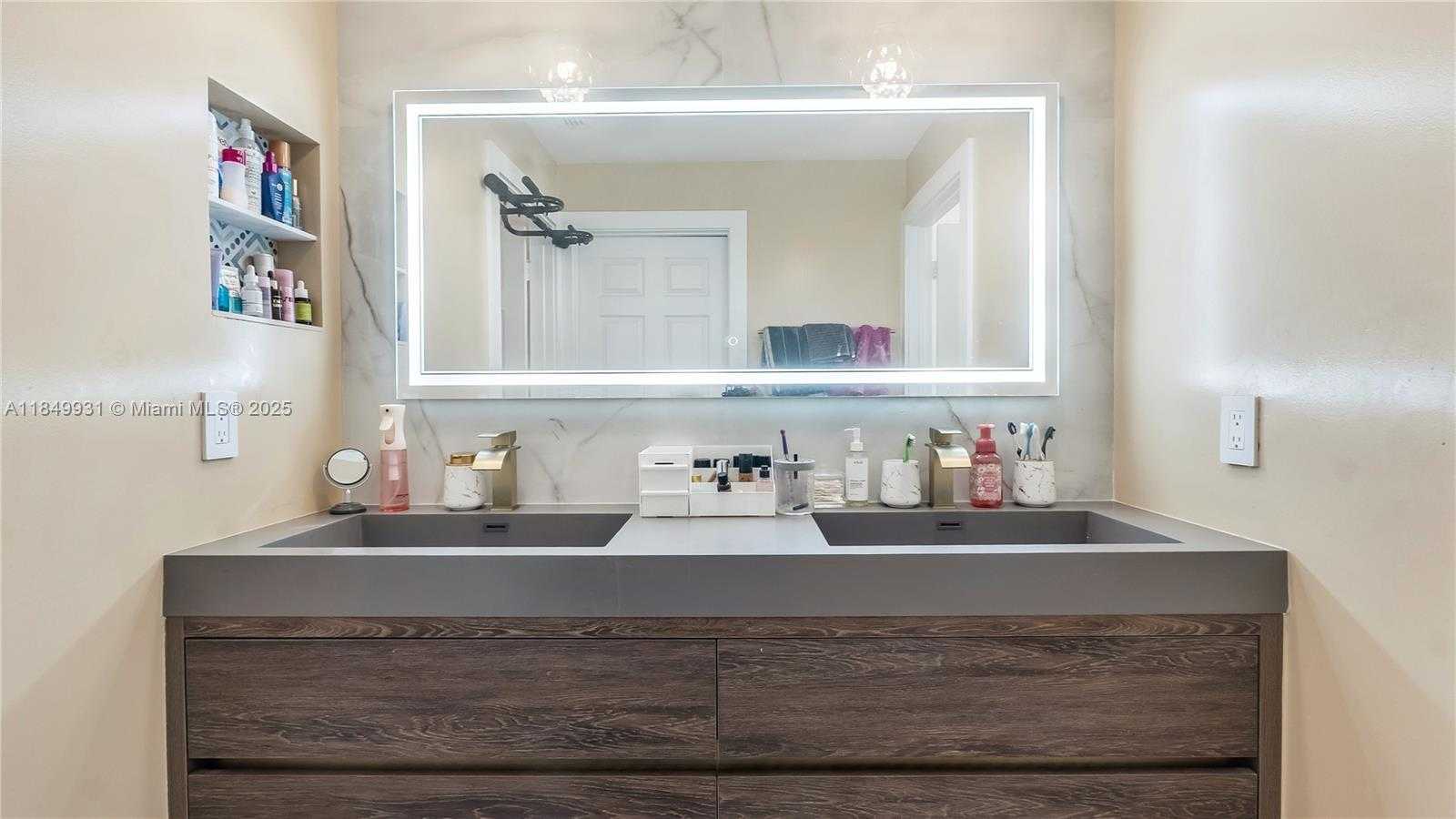 Small Image of 4025 SAPPHIRE LN #4025, Weston Number 31