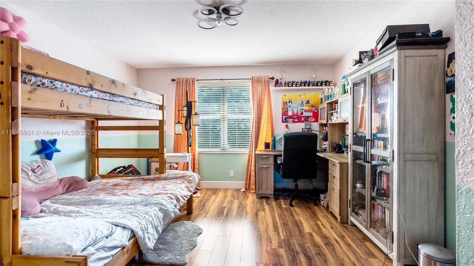 Small Image of 4025 SAPPHIRE LN #4025, Weston Number 33