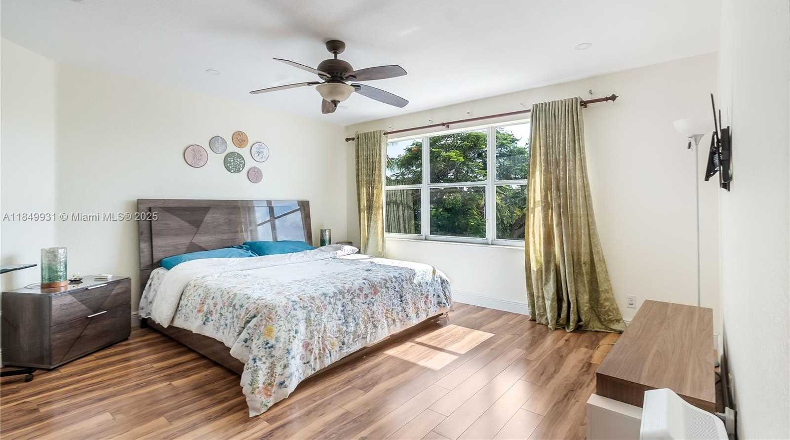 Small Image of 4025 SAPPHIRE LN #4025, Weston Number 37