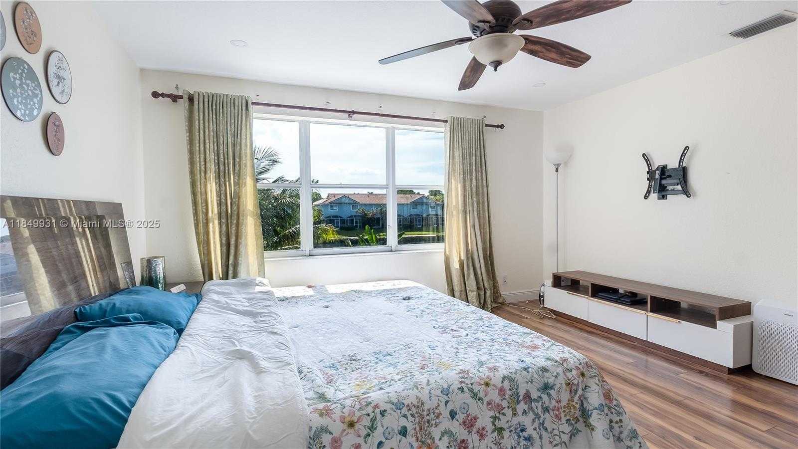 Small Image of 4025 SAPPHIRE LN #4025, Weston Number 38