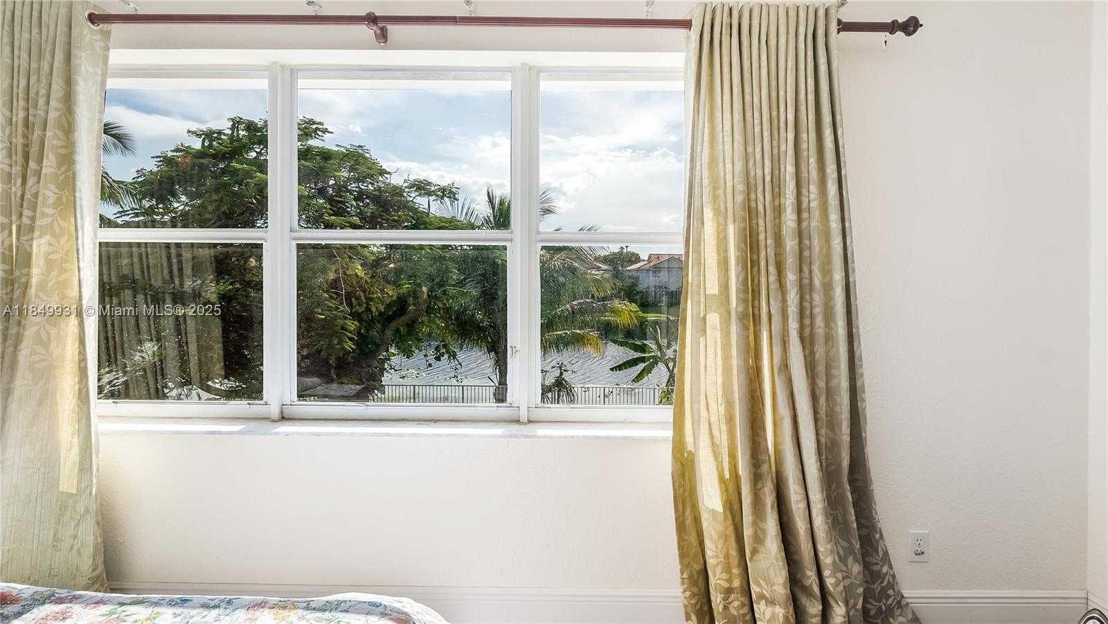 Small Image of 4025 SAPPHIRE LN #4025, Weston Number 39