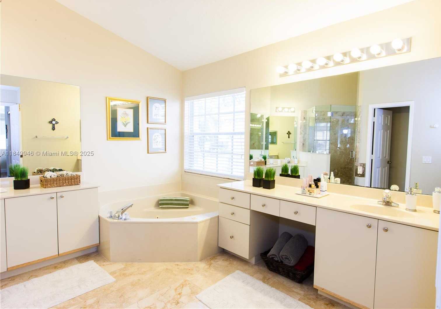 Small Image of 2983 OAKBROOK DR, Weston Number 12