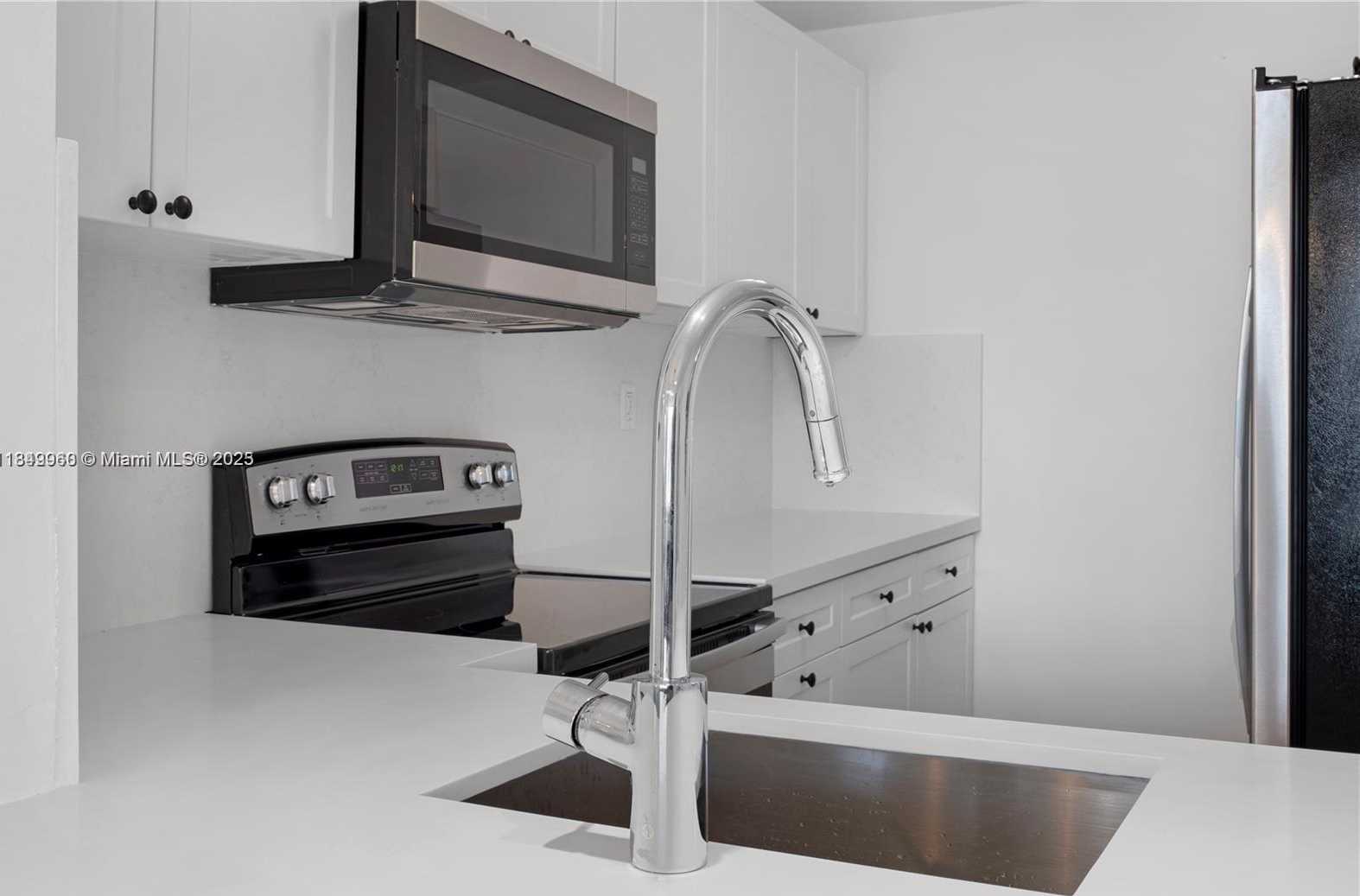 Small Image of 1020 MERIDIAN AVE #302, Miami Beach Number 10