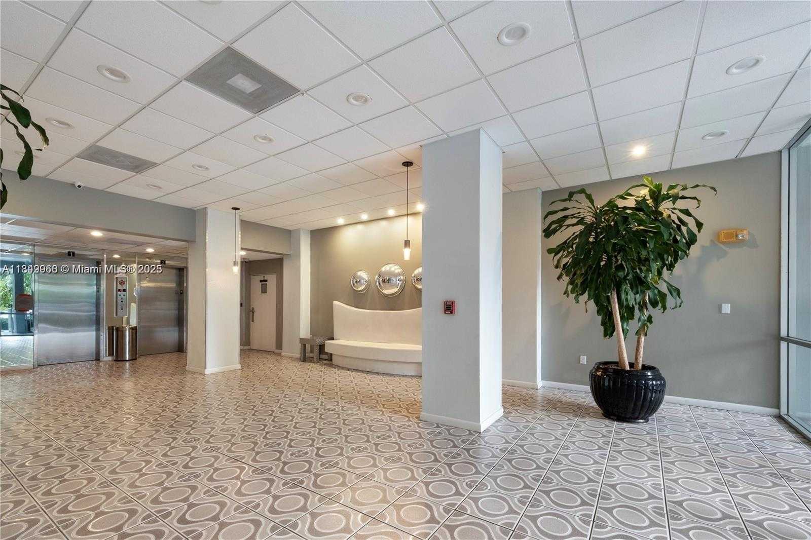 Small Image of 1020 MERIDIAN AVE #302, Miami Beach Number 24