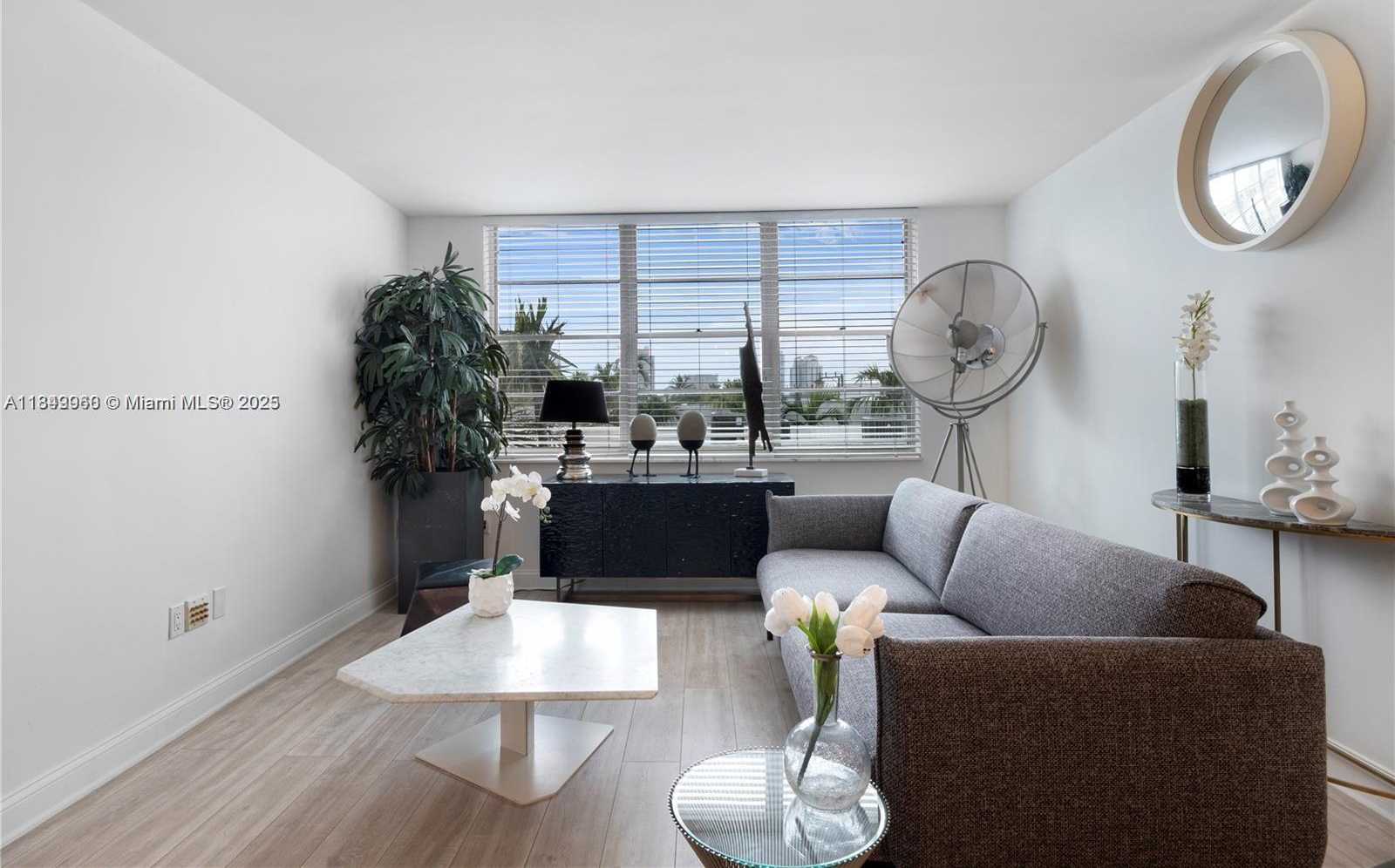Small Image of 1020 MERIDIAN AVE #302, Miami Beach Number 4