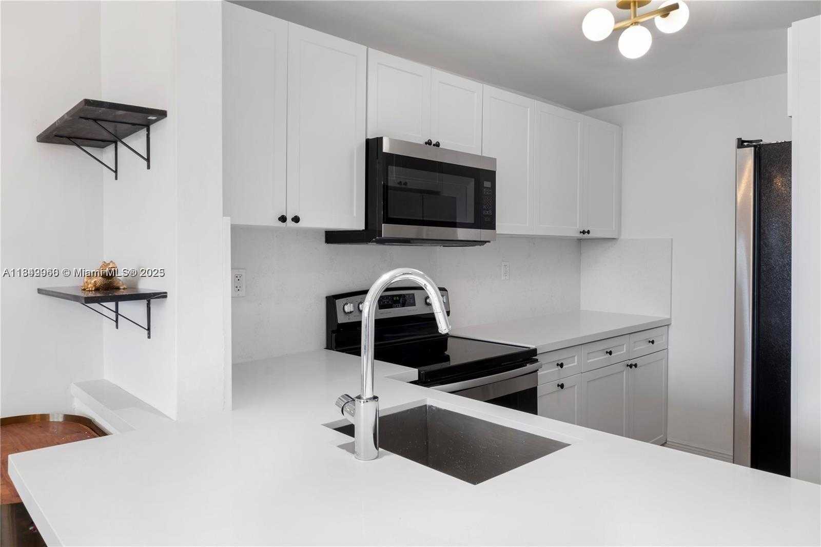 Small Image of 1020 MERIDIAN AVE #302, Miami Beach Number 9