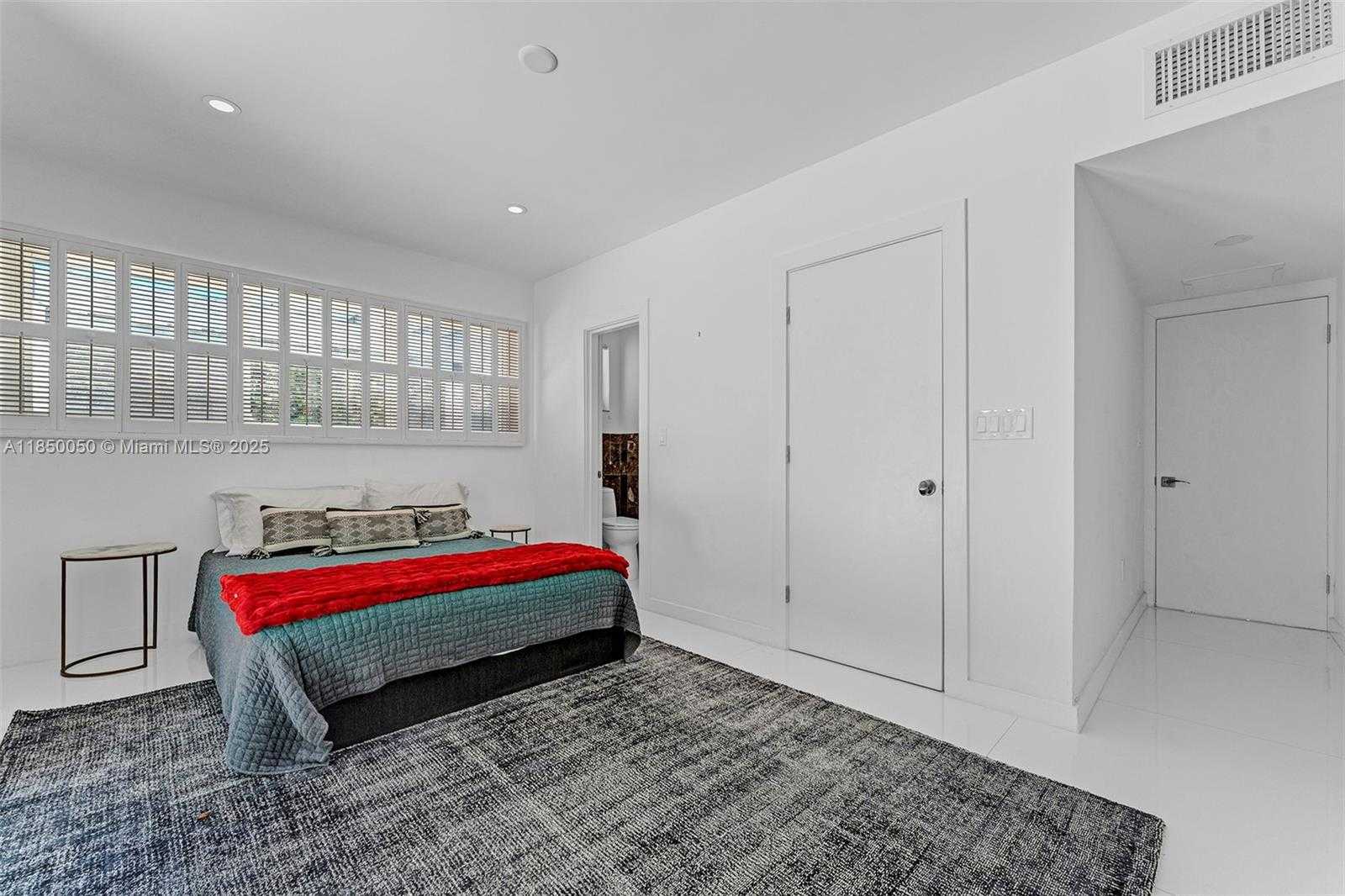 Small Image of 5055 NORTH BAY RD, Miami Beach Number 20