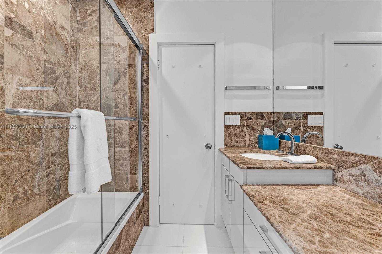 Small Image of 5055 NORTH BAY RD, Miami Beach Number 26