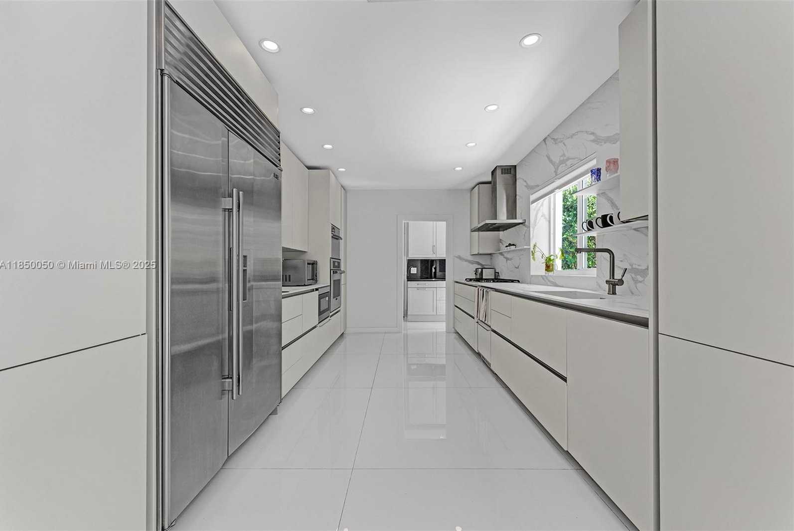 Small Image of 5055 NORTH BAY RD, Miami Beach Number 3