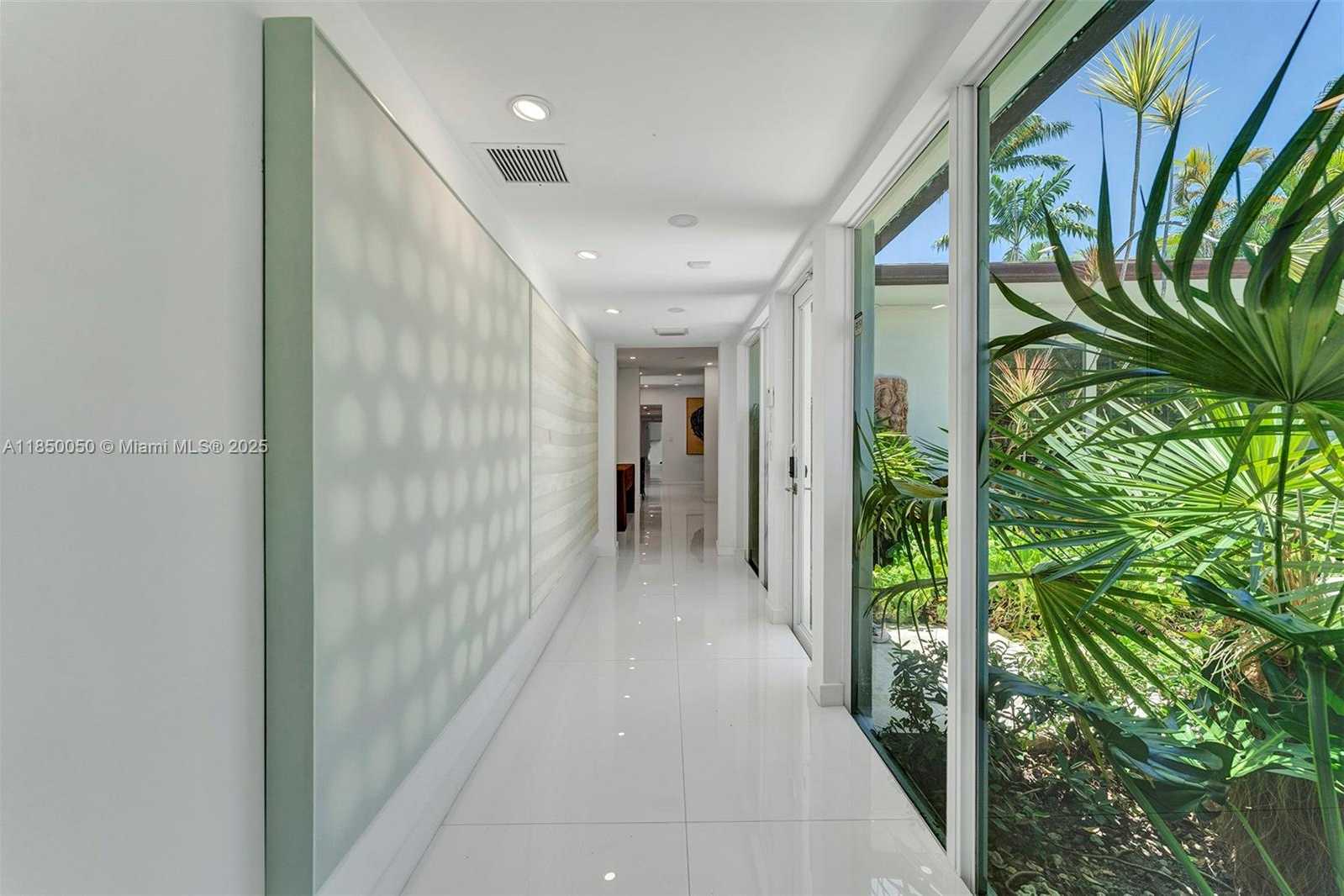 Small Image of 5055 NORTH BAY RD, Miami Beach Number 8