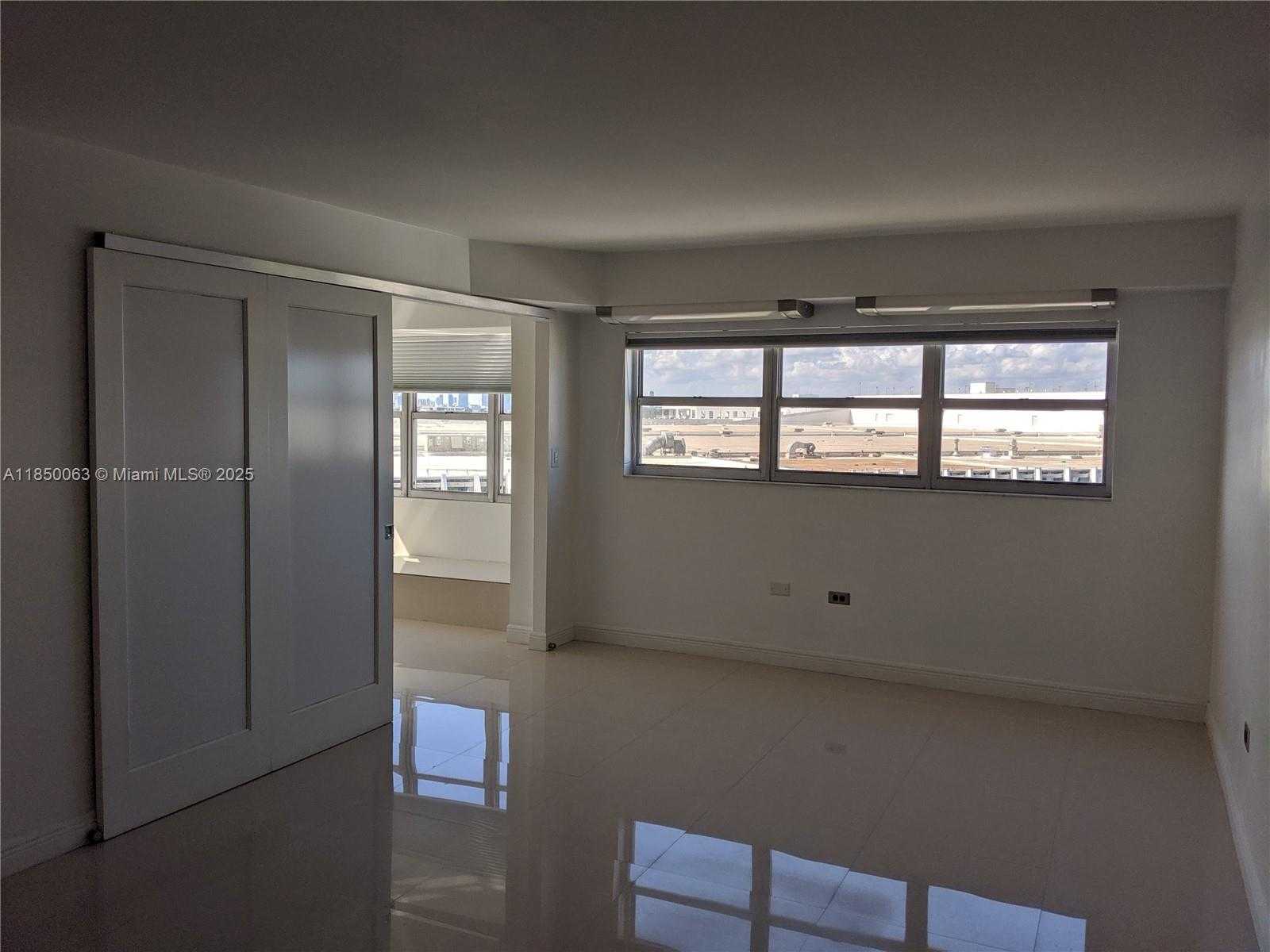 Small Image of 1881 WASHINGTON AVE #8A, Miami Beach Number 3