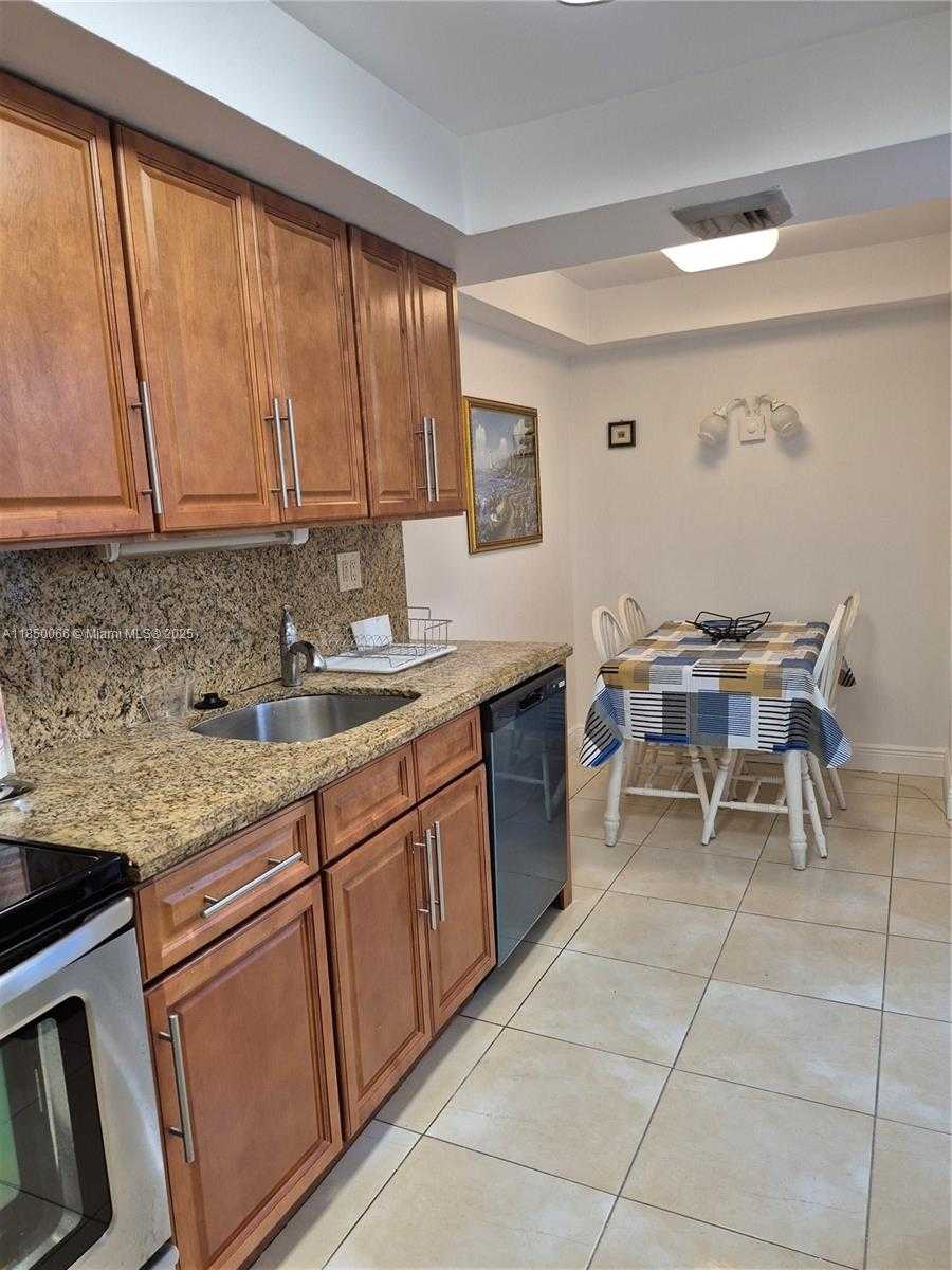 Small Image of 18031 BISCAYNE BLVD #1602, Aventura Number 31