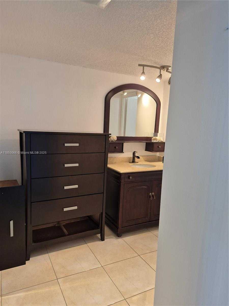 Small Image of 18031 BISCAYNE BLVD #1602, Aventura Number 32