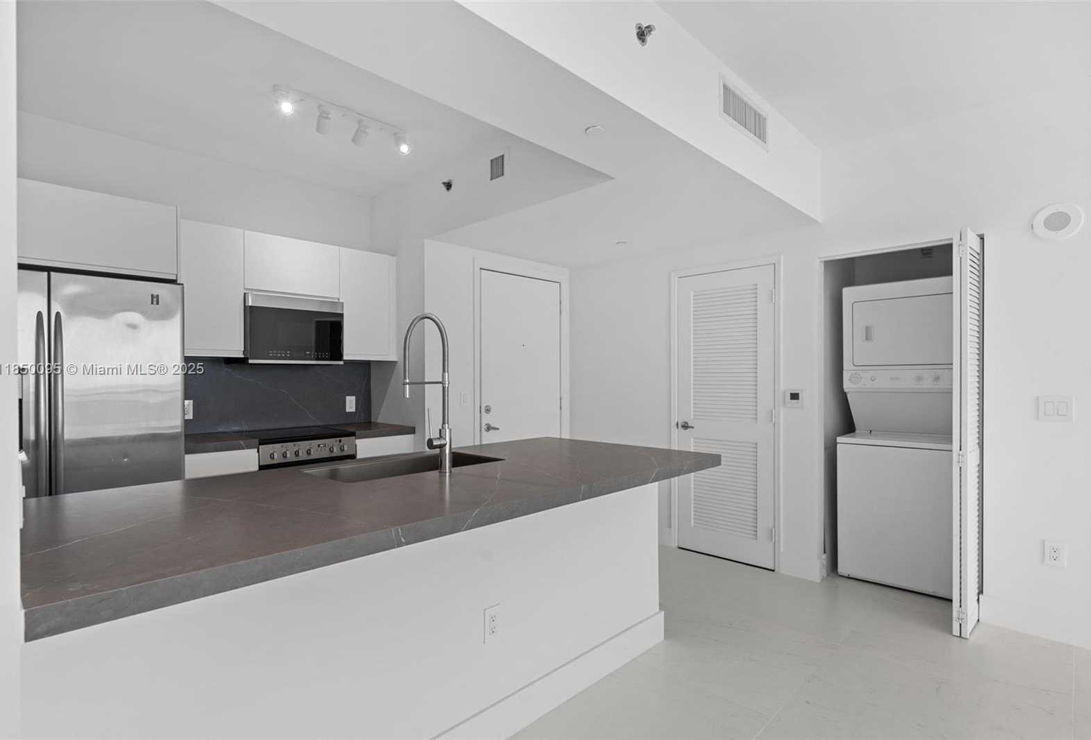 Small Image of 951 BRICKELL AVE #4002, Miami Number 14