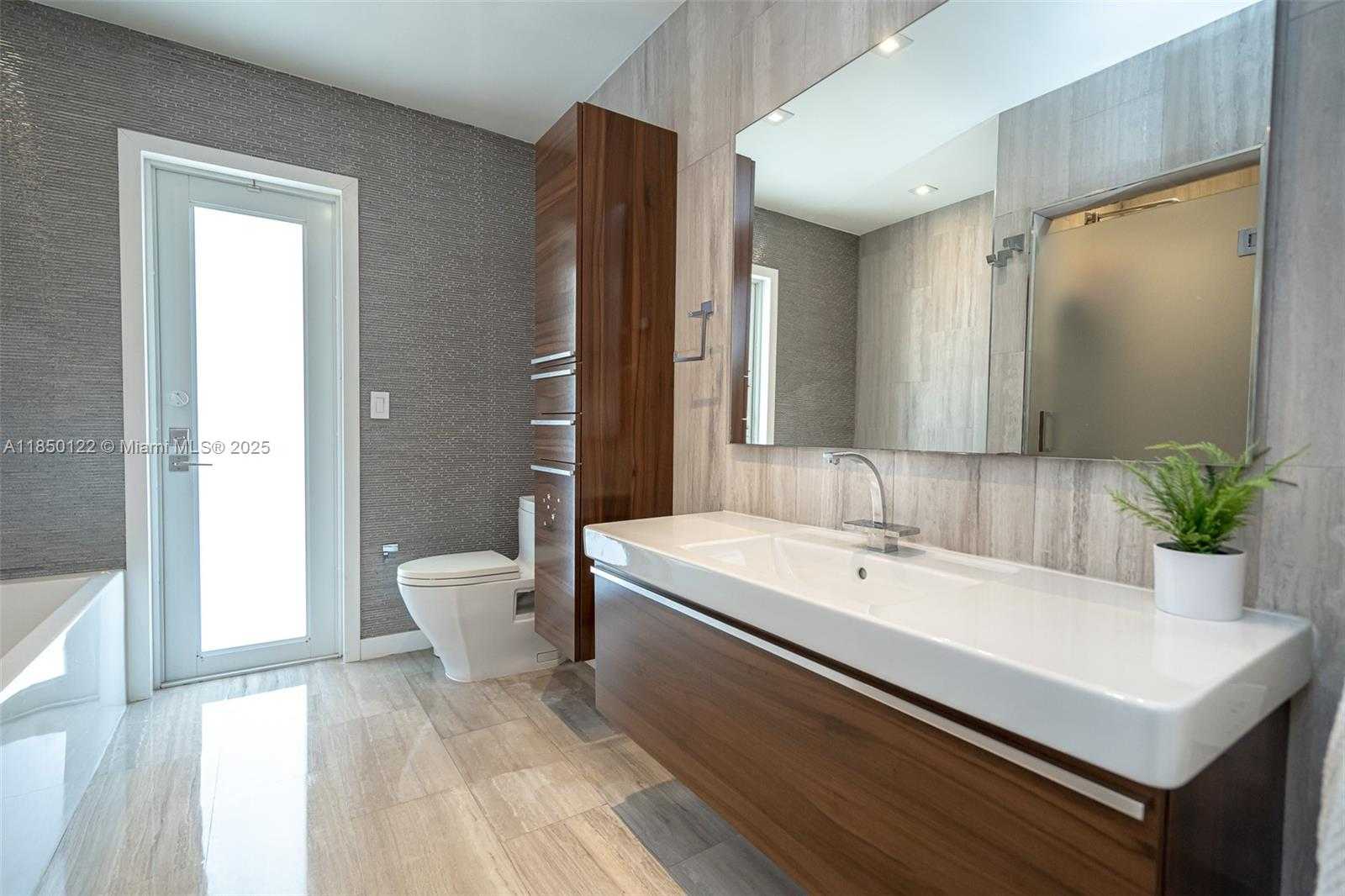 Small Image of 13253 SOUTH WEST 104TH CT, Miami Number 3