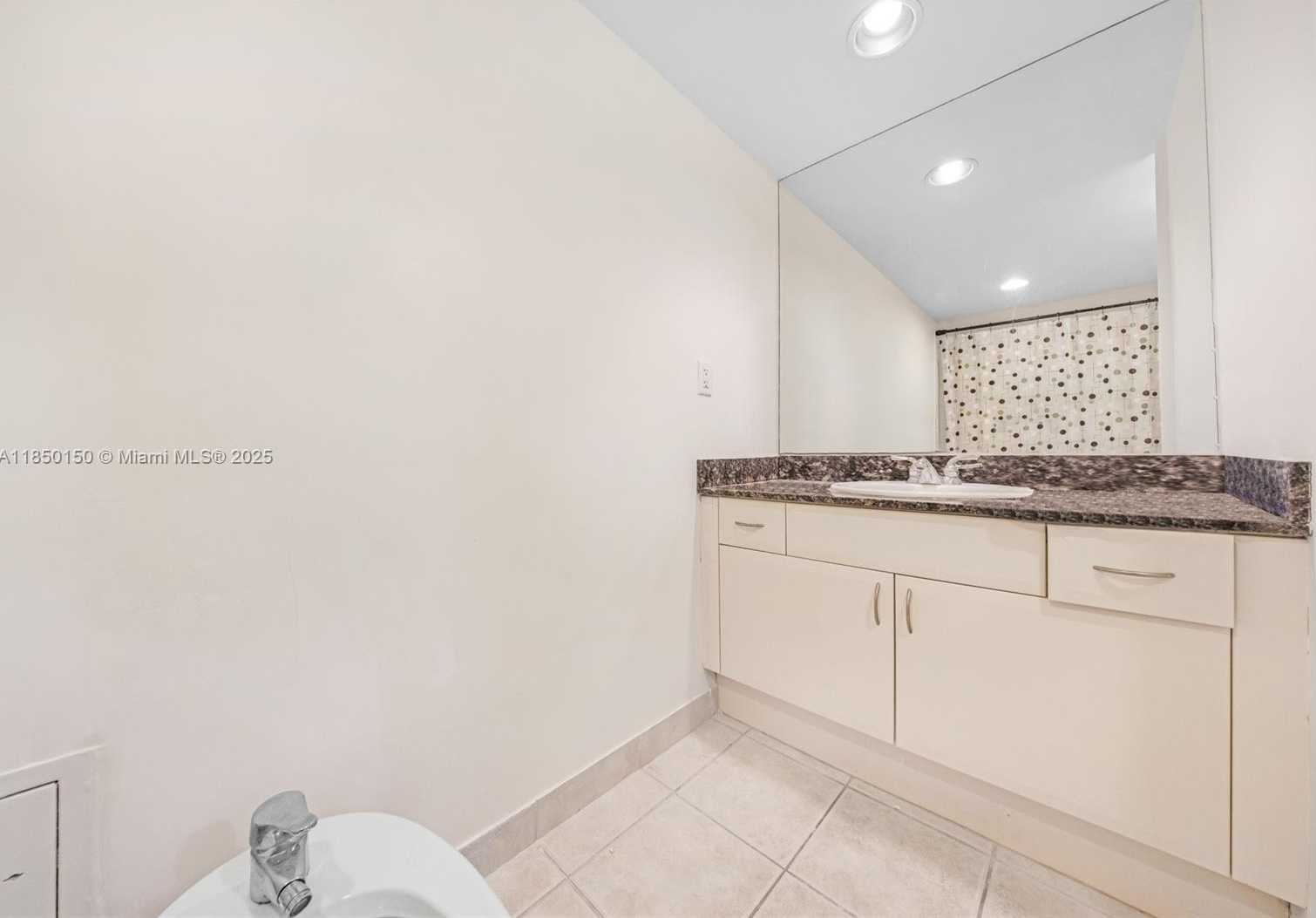 Small Image of 5600 COLLINS AVE #5D, Miami Beach Number 16