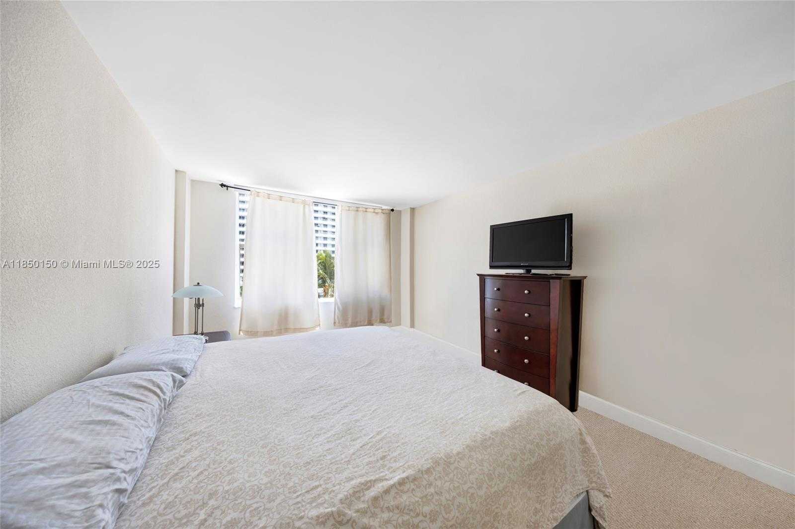Small Image of 5600 COLLINS AVE #5D, Miami Beach Number 19