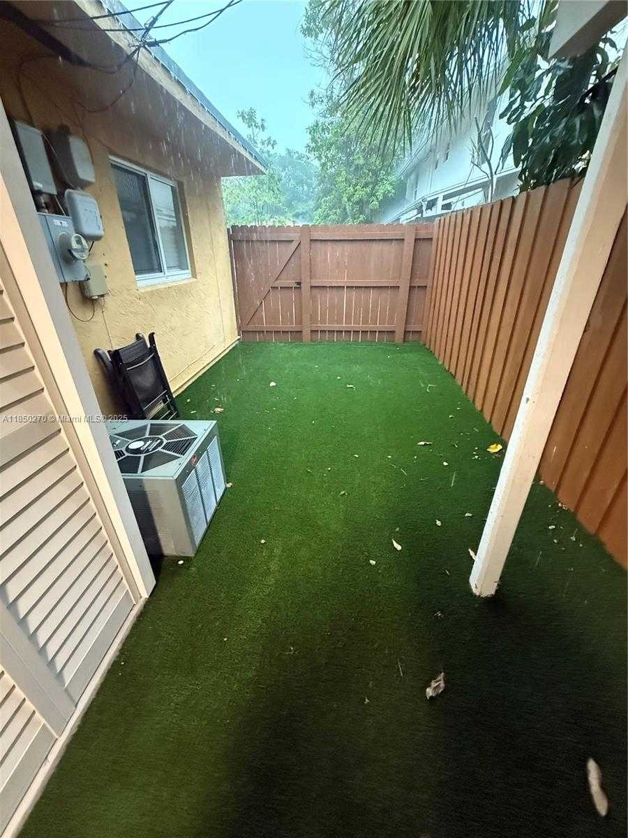 Small Image of 3156 MARY ST #C, Miami Number 2