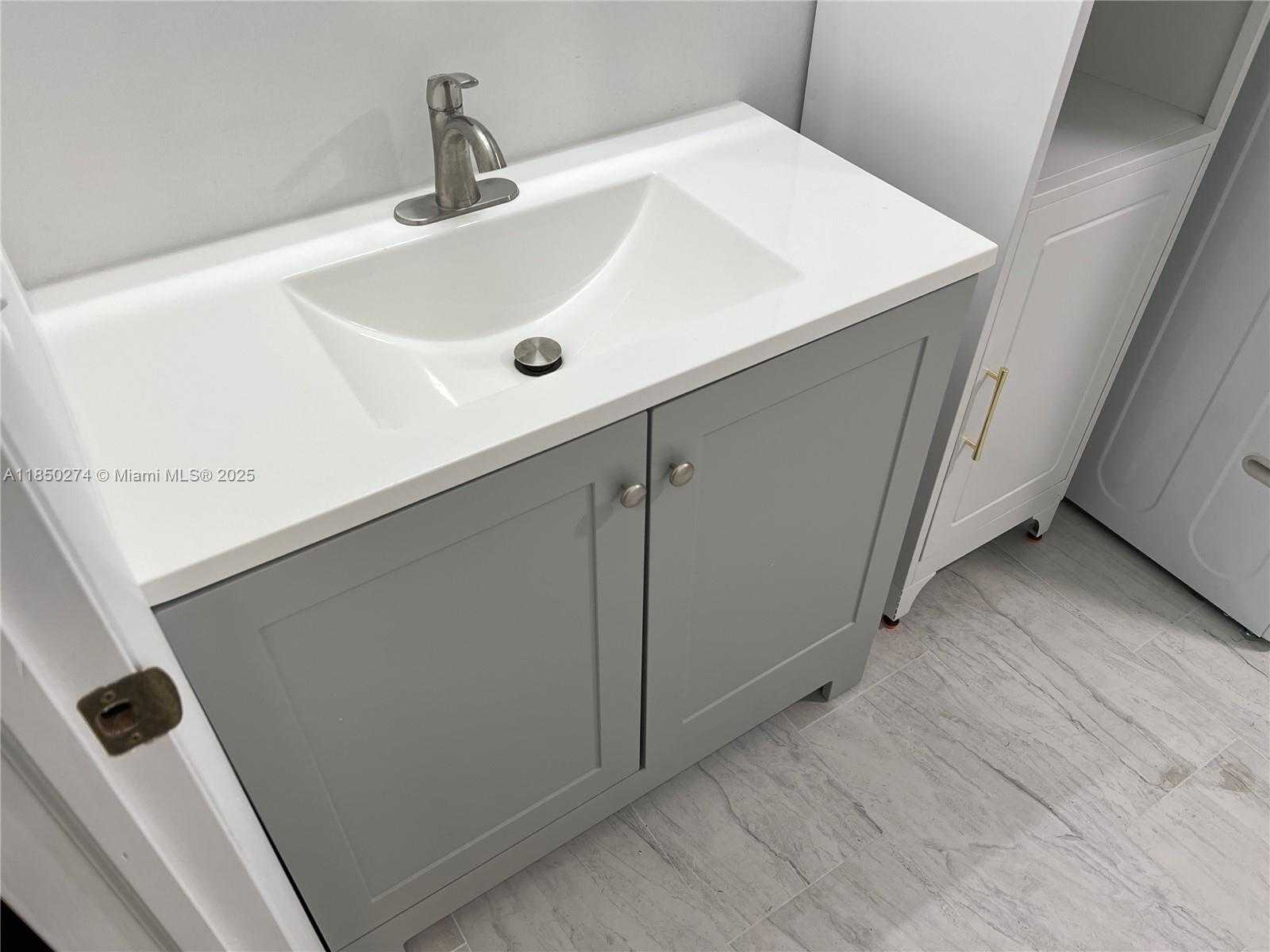 Small Image of 9501 EAST CALUSA CLUB DR, Miami Number 16