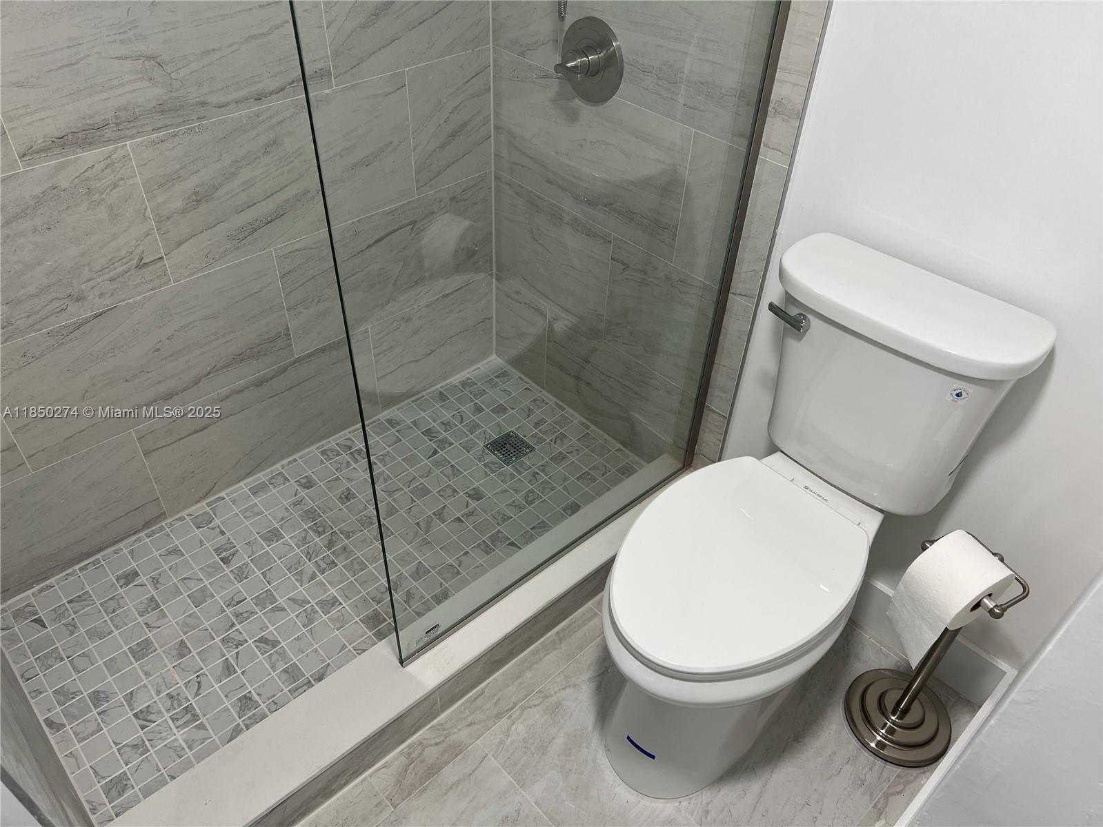 Small Image of 9501 EAST CALUSA CLUB DR, Miami Number 19