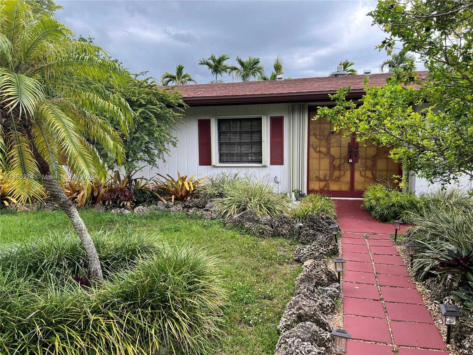 Small Image of 9501 EAST CALUSA CLUB DR, Miami Number 2