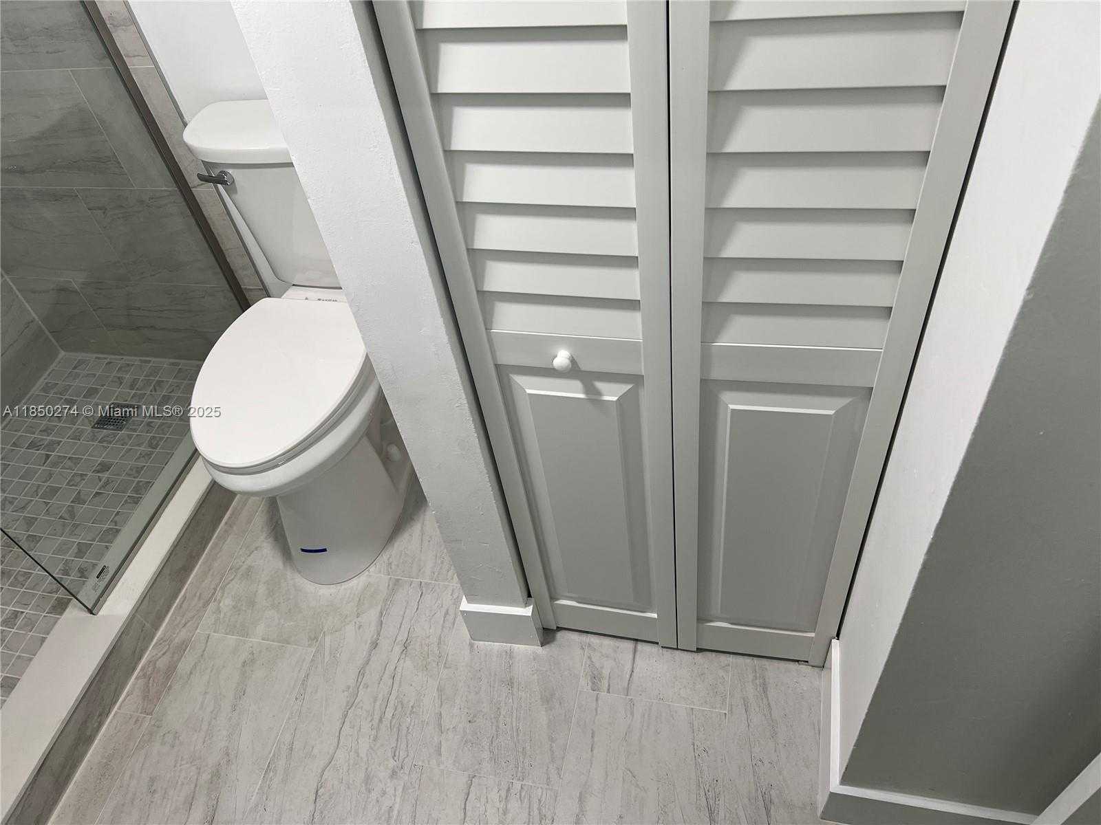 Small Image of 9501 EAST CALUSA CLUB DR, Miami Number 26