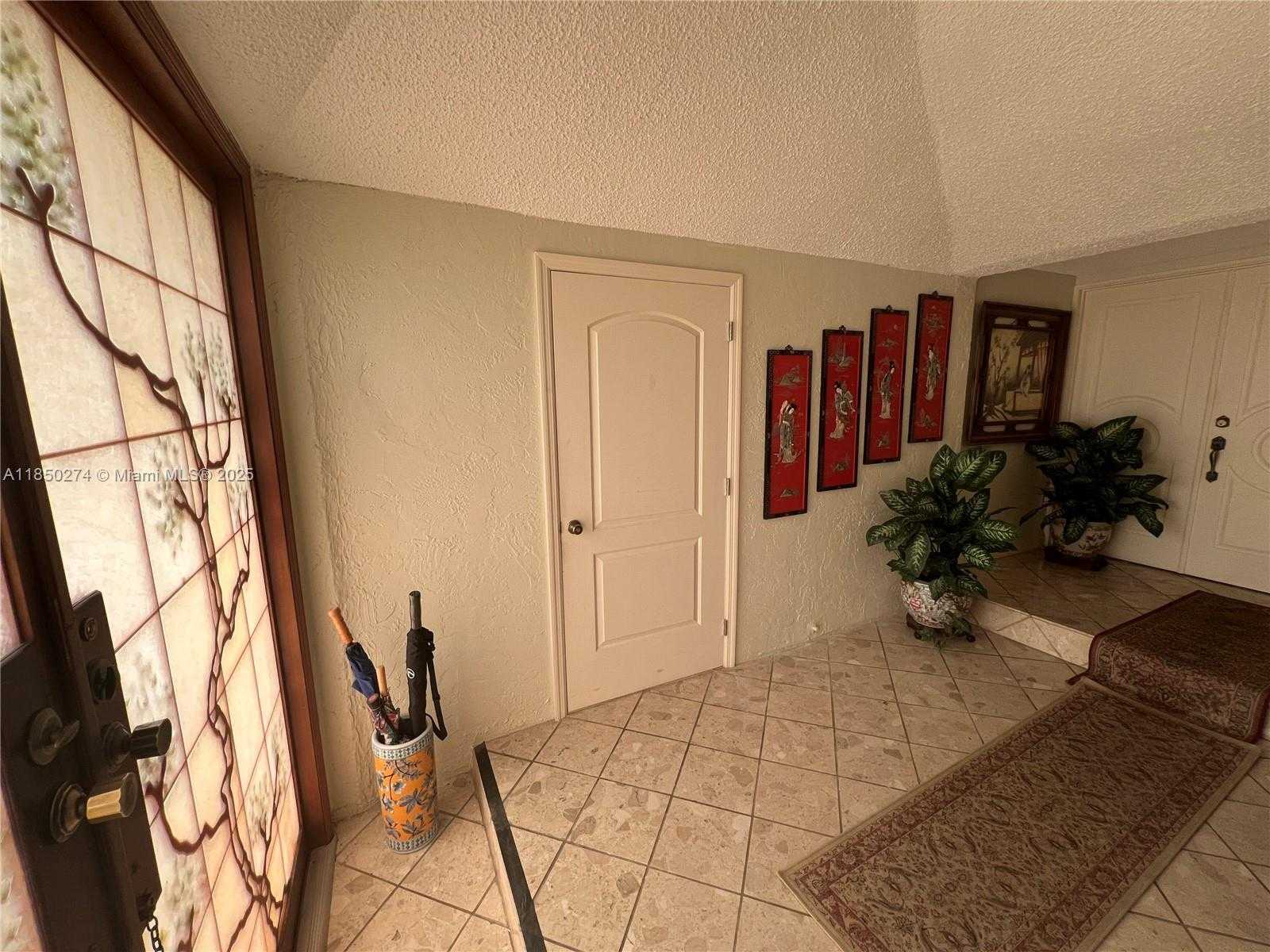 Small Image of 9501 EAST CALUSA CLUB DR, Miami Number 6