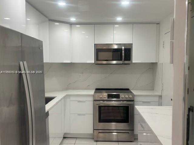 Small Image of 300 BAYVIEW DR #509, Sunny Isles Beach Number 2