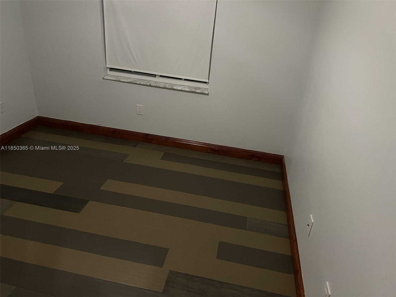 Small Image of 5221 SOUTH WEST 154TH PL, Miami Number 21
