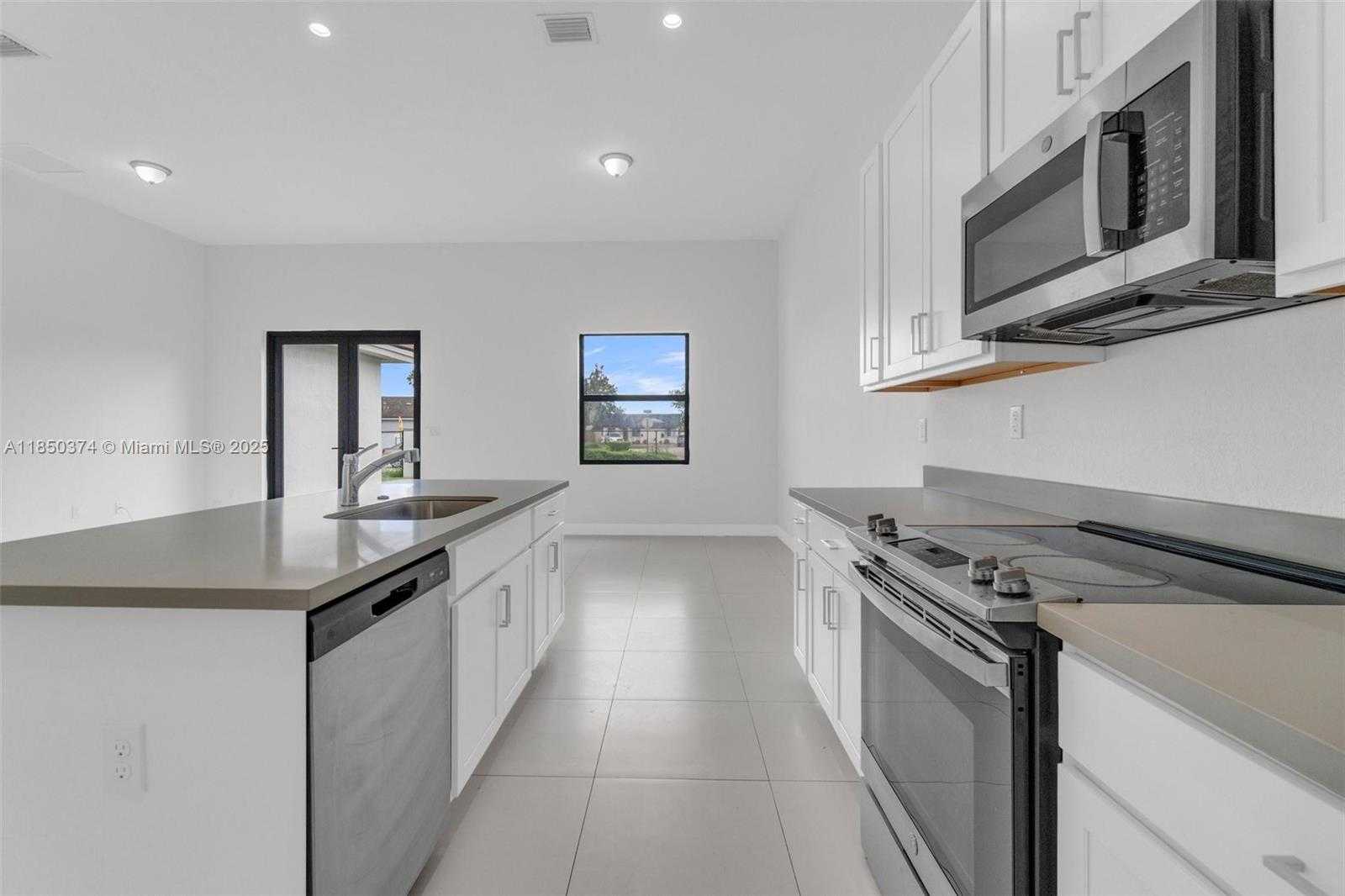 Small Image of 19447 SOUTH WEST 124TH CT, Miami Number 11
