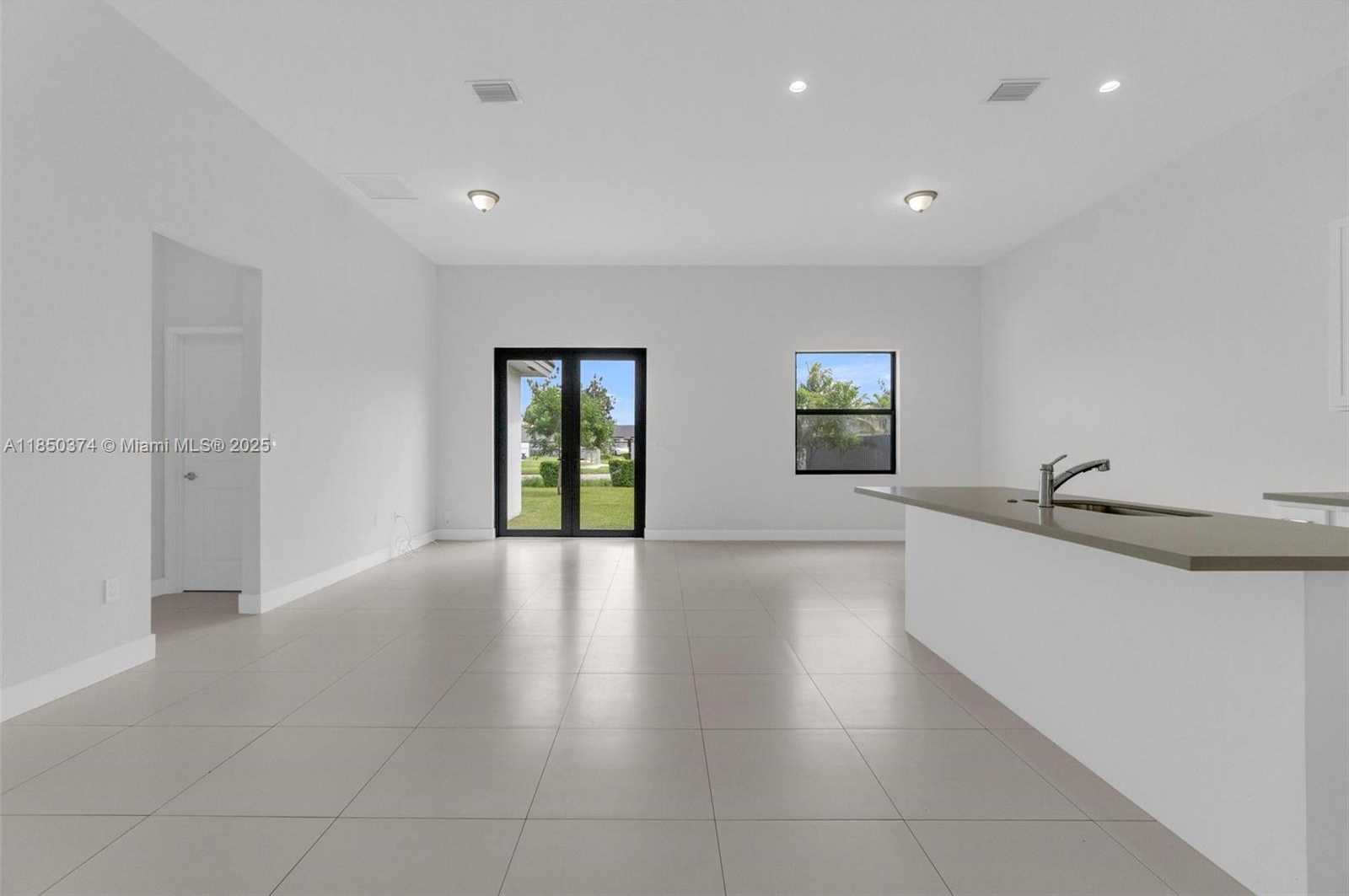 Small Image of 19447 SOUTH WEST 124TH CT, Miami Number 4