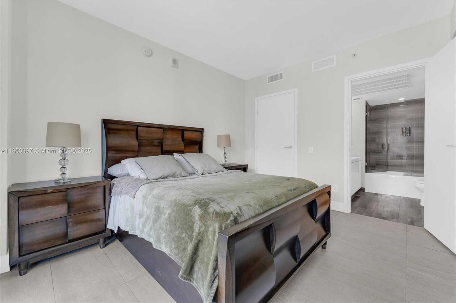 Small Image of 1300 BRICKELL BAY DR #2511, Miami Number 13