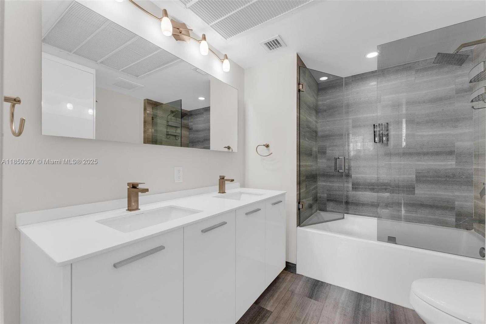 Small Image of 1300 BRICKELL BAY DR #2511, Miami Number 14