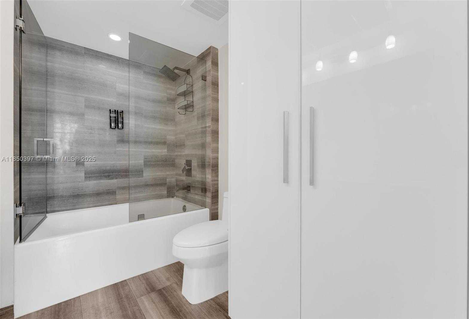 Small Image of 1300 BRICKELL BAY DR #2511, Miami Number 15