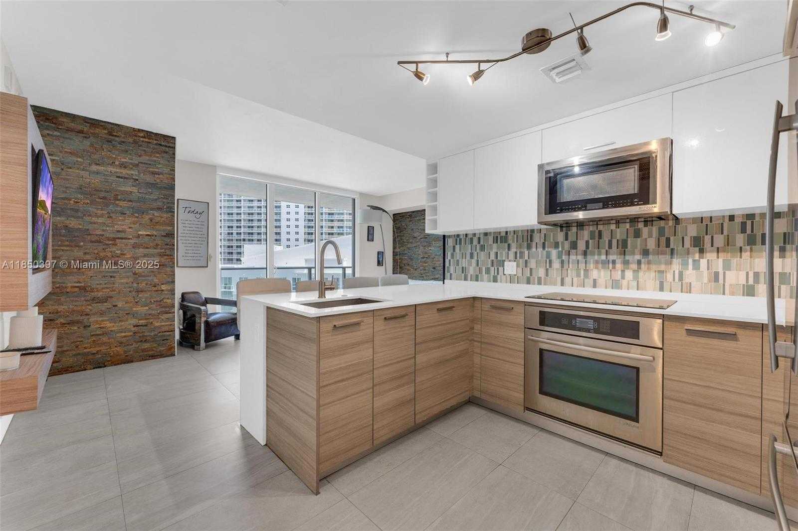 Small Image of 1300 BRICKELL BAY DR #2511, Miami Number 3