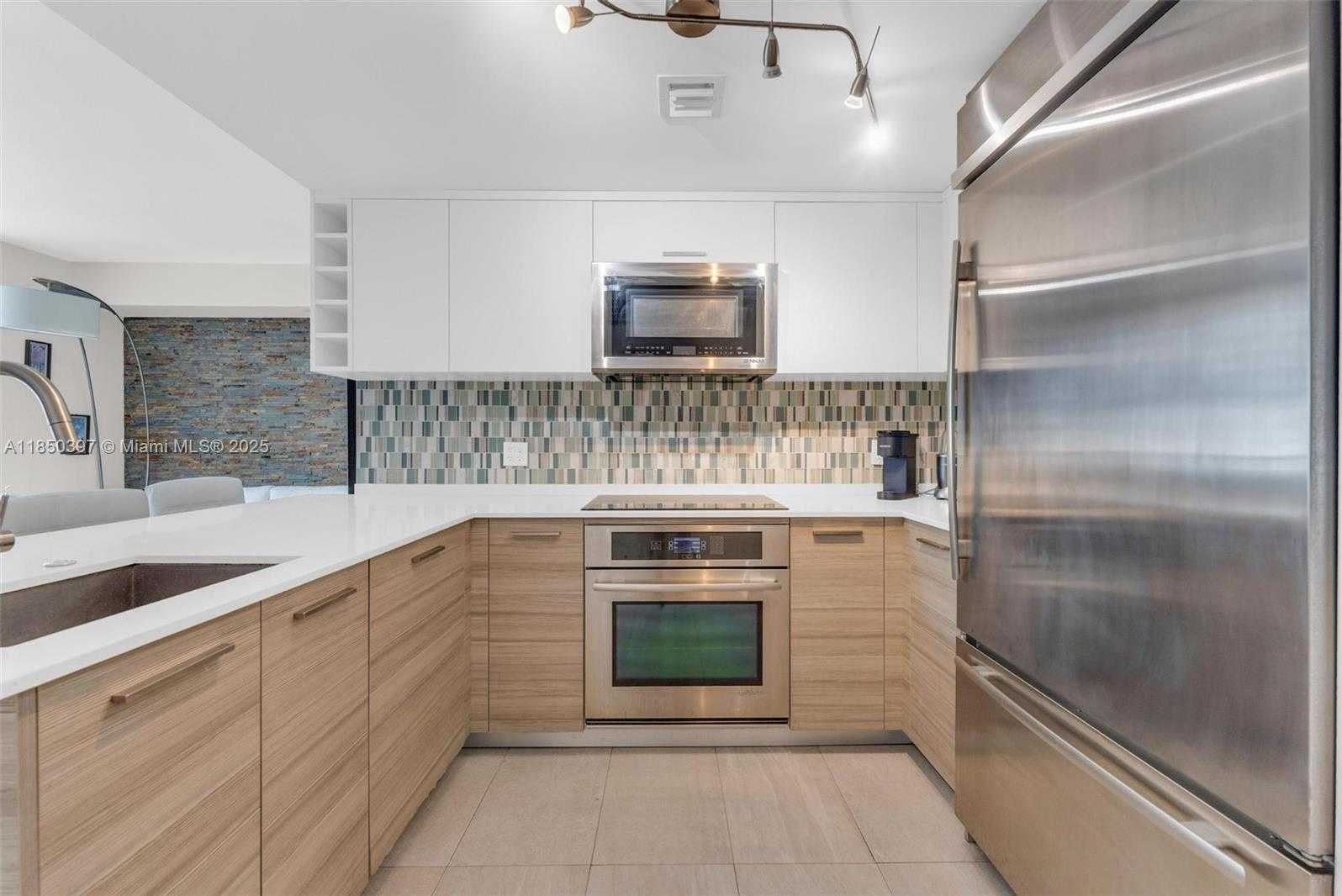 Small Image of 1300 BRICKELL BAY DR #2511, Miami Number 4