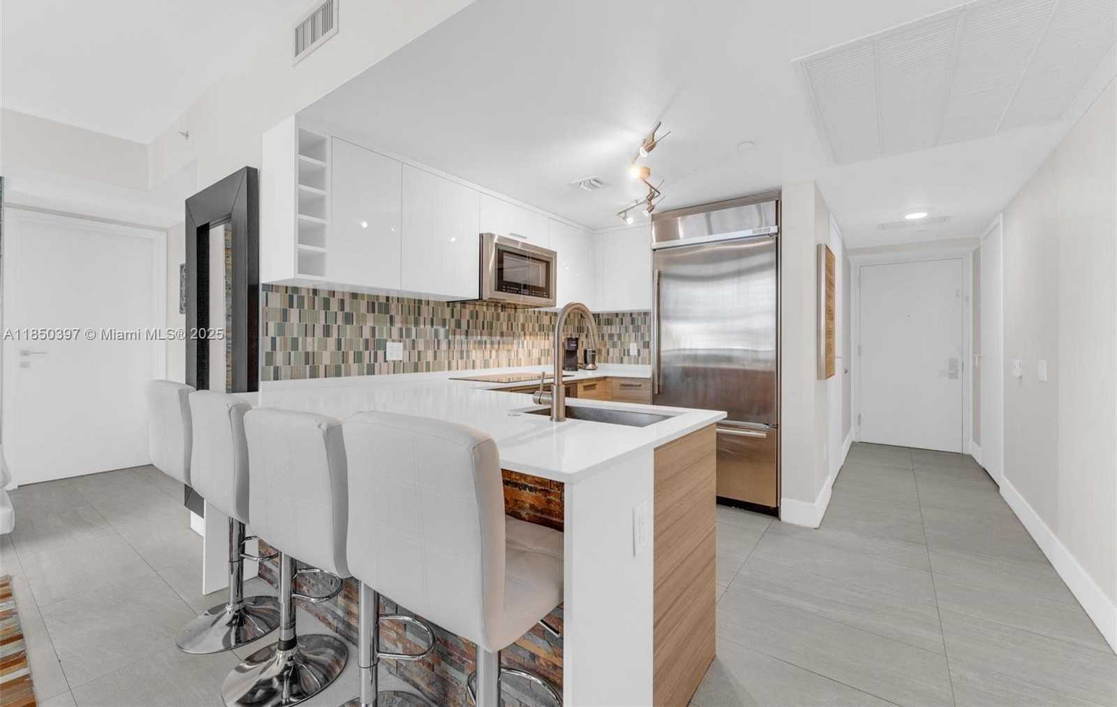 Small Image of 1300 BRICKELL BAY DR #2511, Miami Number 6