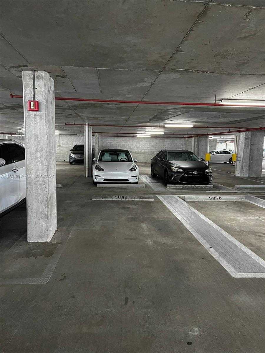 Small Image of 690 SOUTH WEST 1ST CT #1506, Miami Number 24