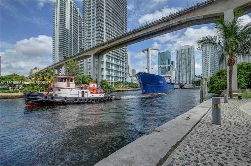 Small Image of 690 SOUTH WEST 1ST CT #1506, Miami Number 32