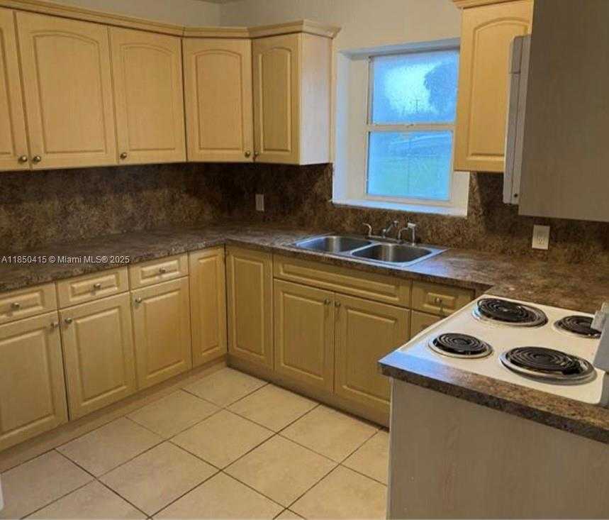 Small Image of 11929 SOUTH WEST 216TH ST, Miami Number 4