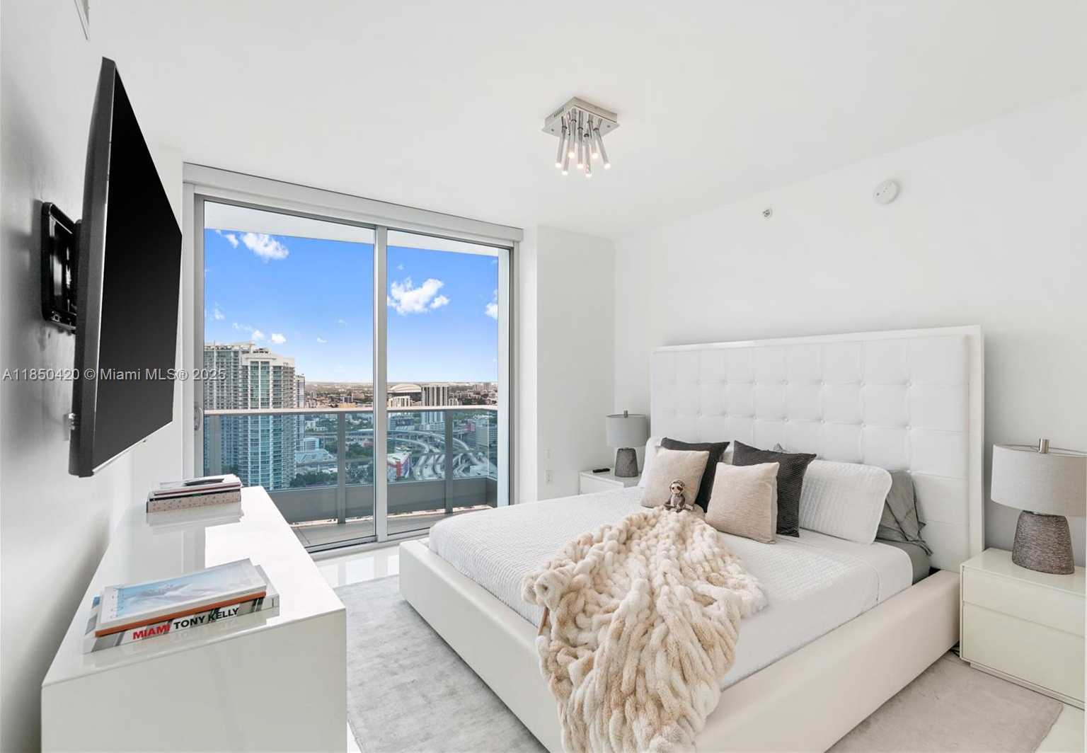 Small Image of 200 BISCAYNE BOULEVARD WAY #3802, Miami Number 22