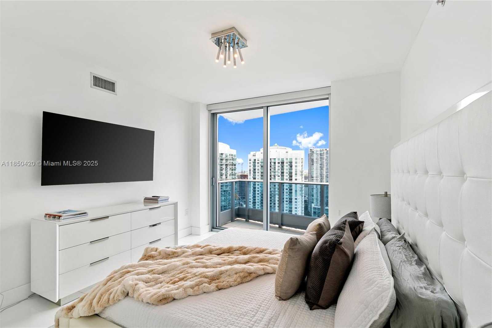 Small Image of 200 BISCAYNE BOULEVARD WAY #3802, Miami Number 27