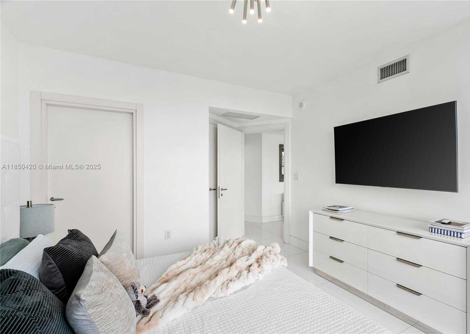 Small Image of 200 BISCAYNE BOULEVARD WAY #3802, Miami Number 29