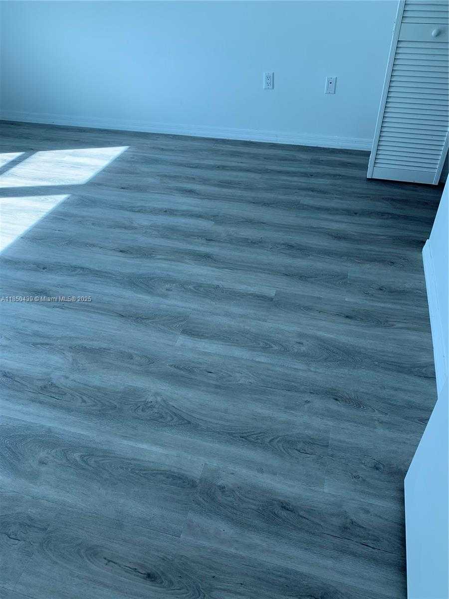 Small Image of 950 BRICKELL BAY DR #4303, Miami Number 3