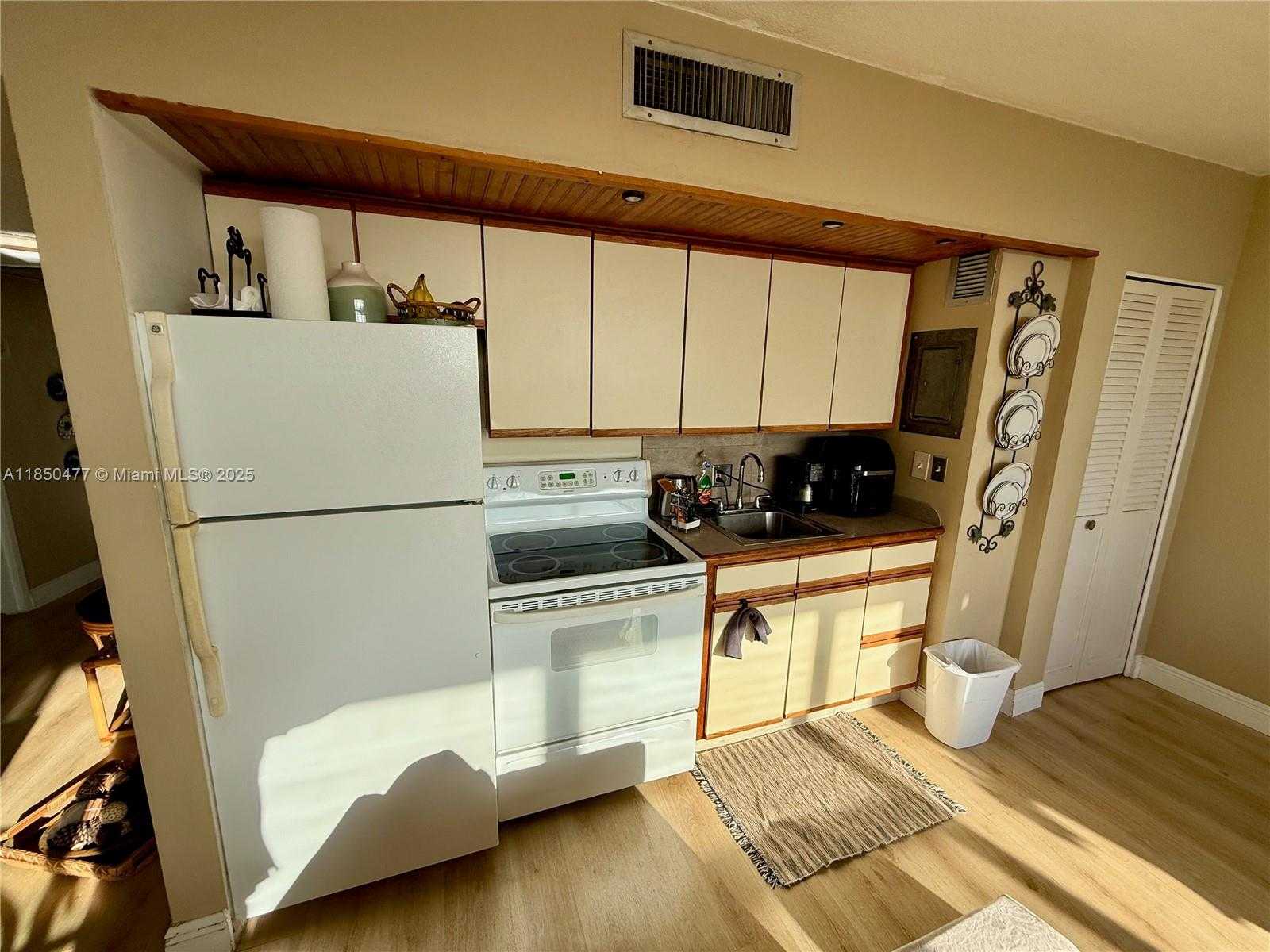 Small Image of 900 BAY DR #713, Miami Beach Number 15