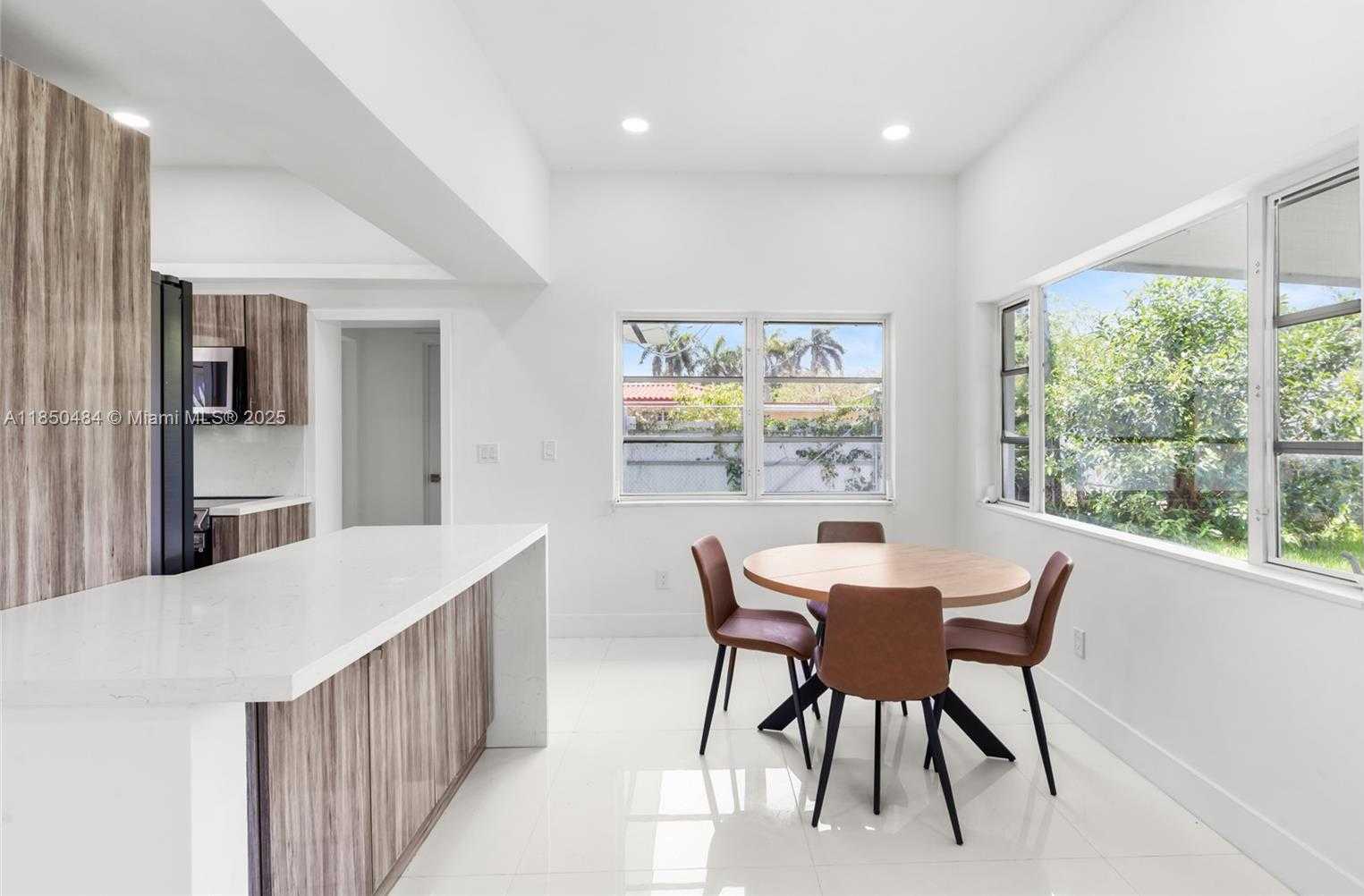 Small Image of 1581 NORMANDY DR, Miami Beach Number 10