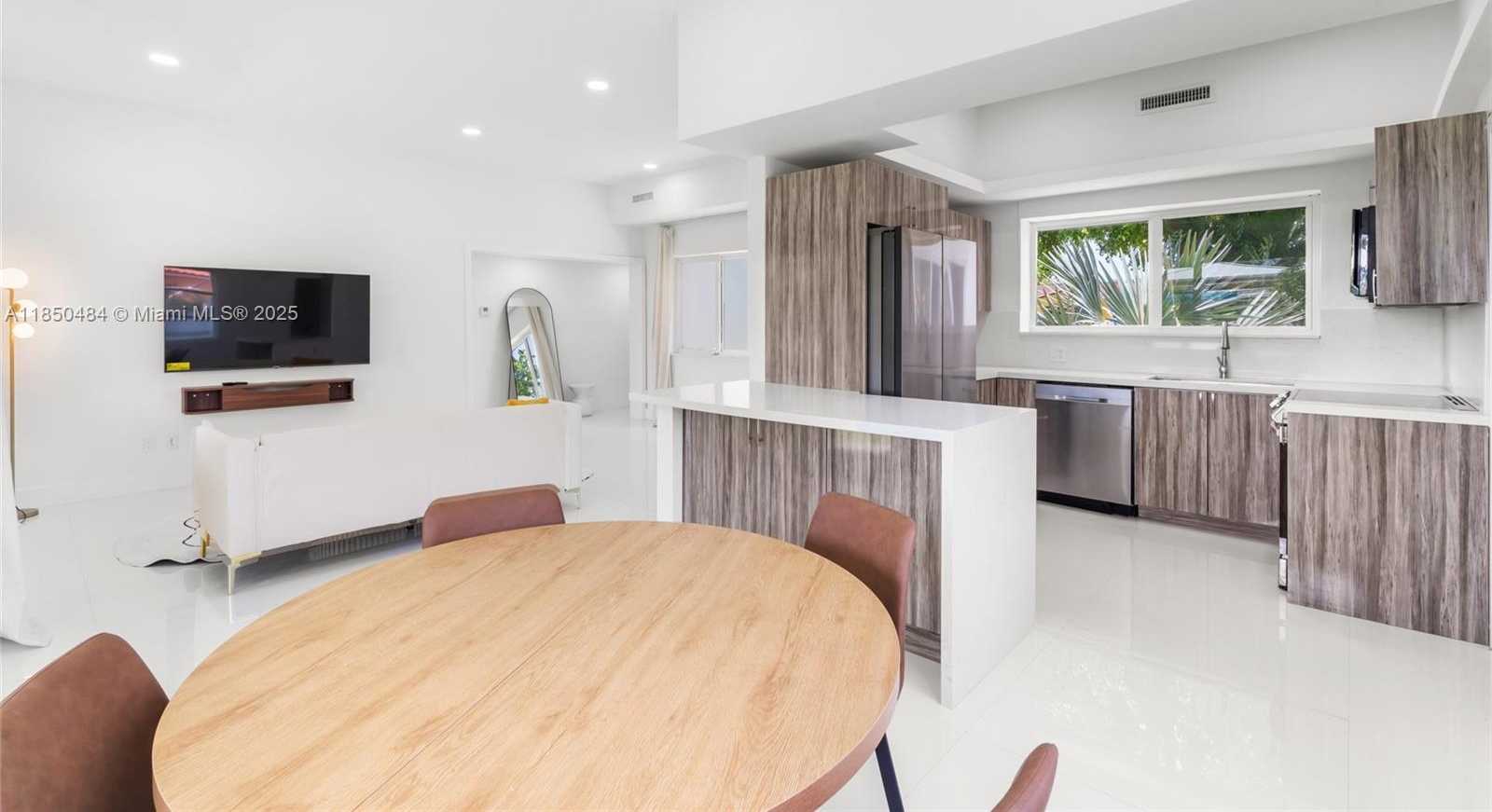 Small Image of 1581 NORMANDY DR, Miami Beach Number 9